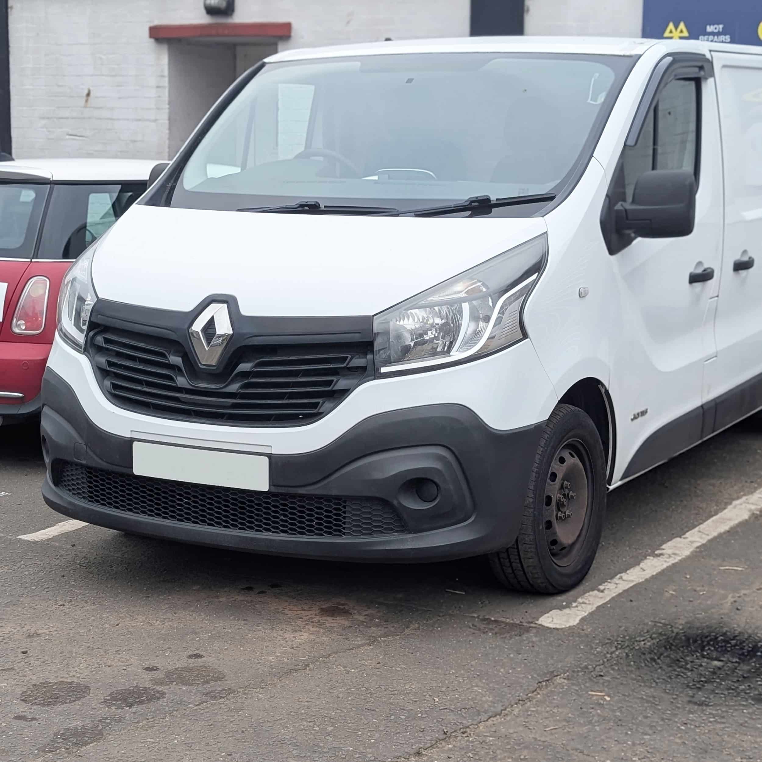 White 2015 Renault Trafic
