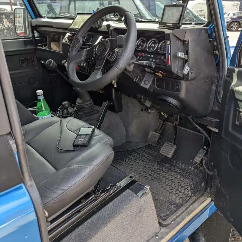 AirLift Performance 3P wired controller shown on the driver's seat in a 1997 Defender