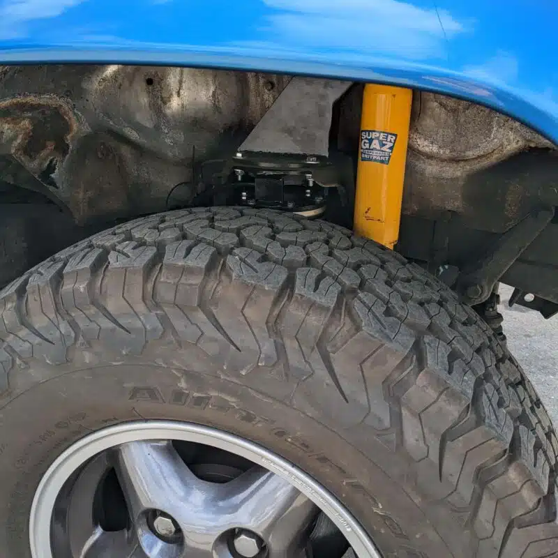 Close up of a lfited front air suspension on a 1997 Defender