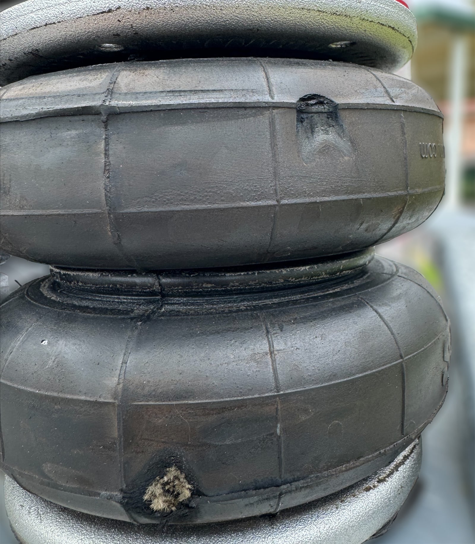 Broken AirBag 03 Boss Air Suspension bag has rubbed through in two places due to bad installation