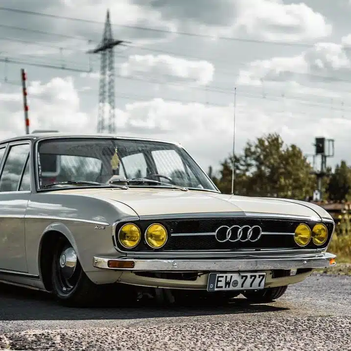 Lowered Audi 100 C1